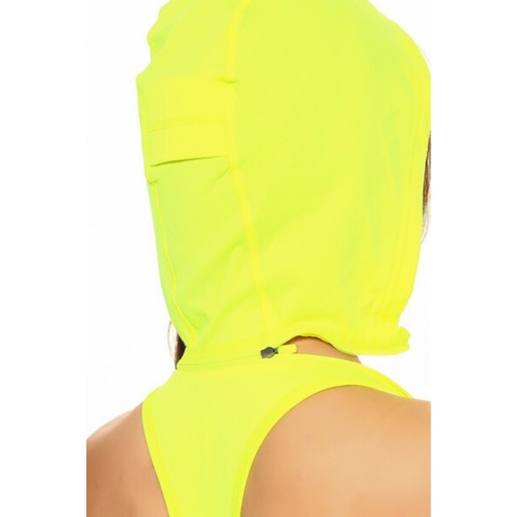 Seamless Performance Style Sports Bra With Hoodie - Picture 5 of 7